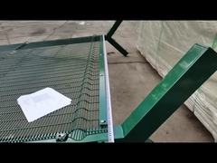 পাউডার লেপা গ্যালভানাইজড স্টিল বেড়া 358 নিরাপত্তা বেড়া কারাগারের জন্য 1.8 * 2.5m