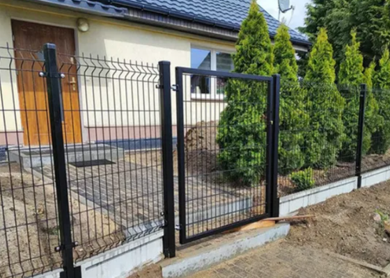 Peach Post Easy Install Triangle Fence Panel 1.53x2.5m 4.0mm Wire 50x200mm Mesh Green