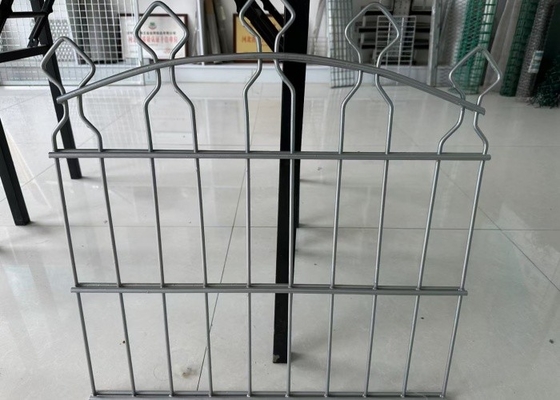 ডাবল লুপ তারের বেড়া 50x200mm জাল বিনামূল্যে নমুনা বাগান হাইওয়ে স্পোর্ট জন্য কাস্টম পোস্ট
